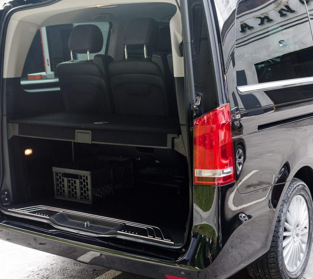 Mercedes-Benz V250 с открытым багажником вид сзади