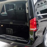 Mercedes-Benz V250 с открытым багажником вид сзади