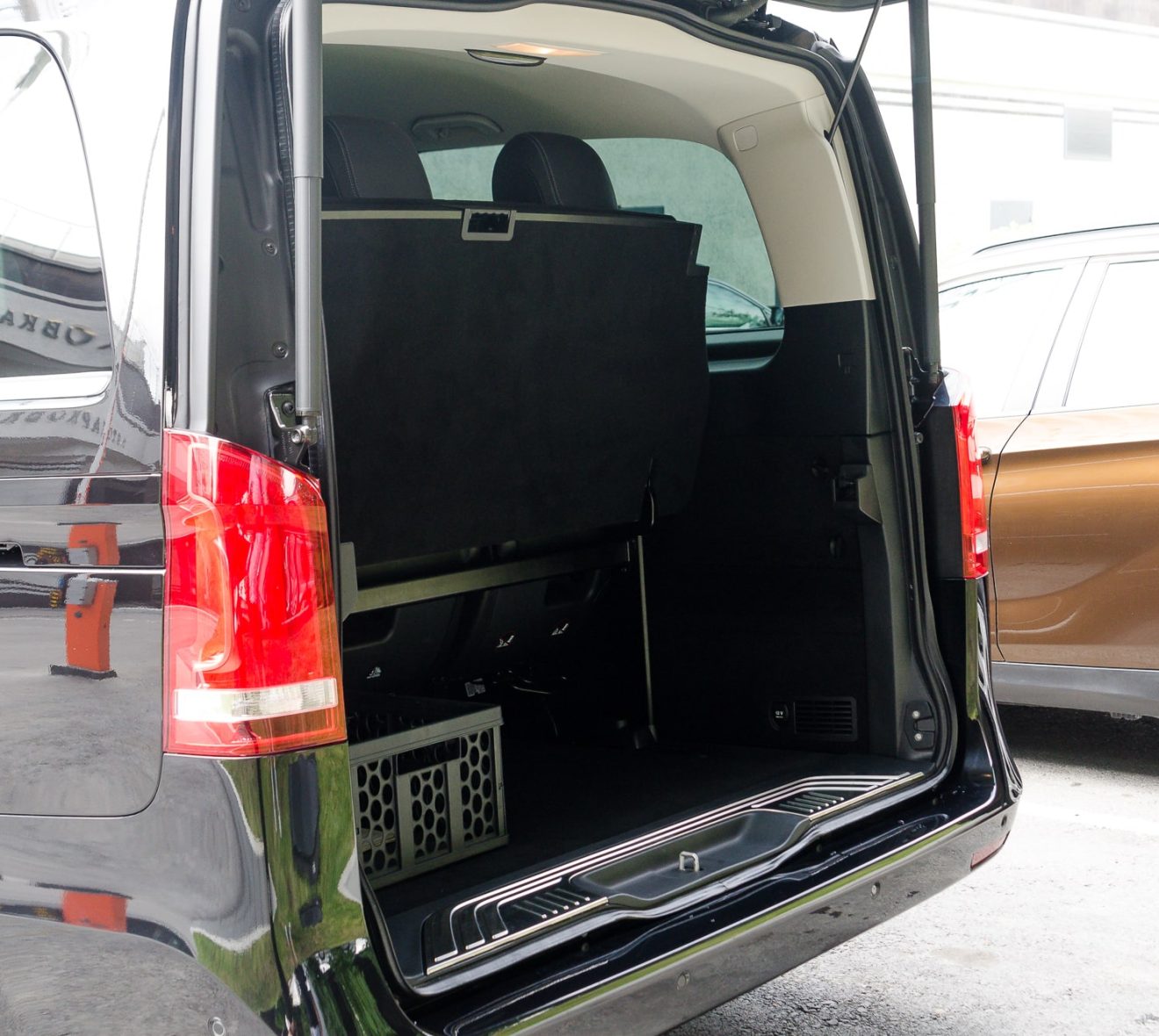 Mercedes-Benz V250 с открытым багажником